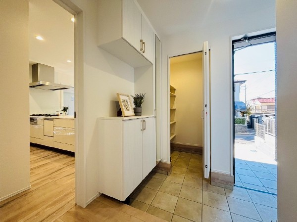 大容量のシューズインクロークが嬉しい住まい。ベビーカー、アウトドア用品、カー用品などもスッキリ収納。