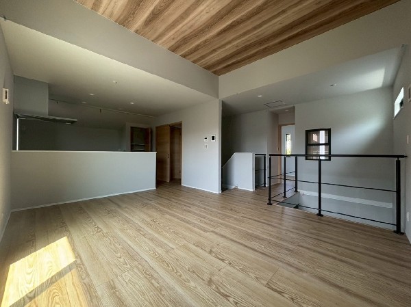 開放感溢れる勾配天井仕様の2階リビング。バルコニーに繋がる窓からは柔らかい光と爽やかな風が入ります。