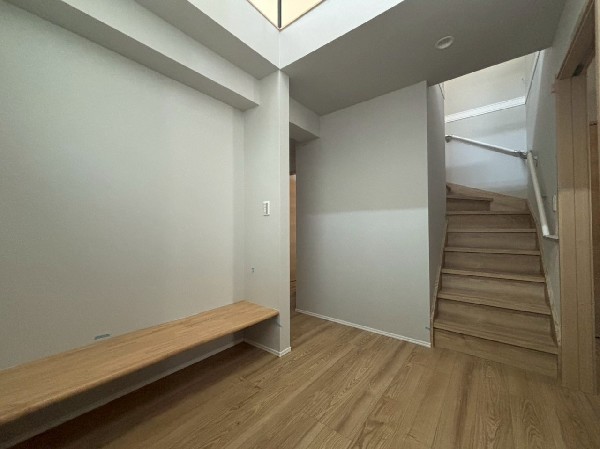 1階には開放感あふれるセカンドリビングを設け、吹き抜けの天井とベンチスペースが心地よいくつろぎ空間を演出します。