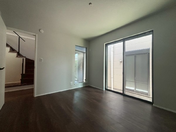 大きな掃き出し窓に面した1階のお部屋。クローゼット完備なのでお部屋を有効に使うことができますね。