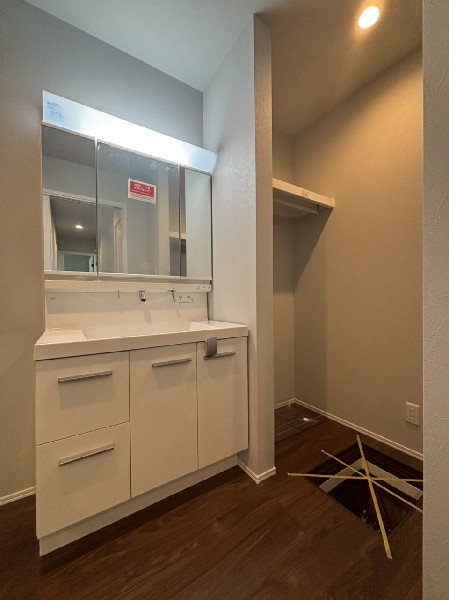 鏡の裏に収納棚を確保した三面鏡を採用。化粧品や歯ブラシなどを機能的に収納し、朝の身支度も快適です。