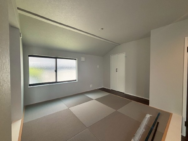 リビング横にある寛ぎの和室。客間、お子様の遊び場、家事スペース等にと多目的にご利用いただけます。