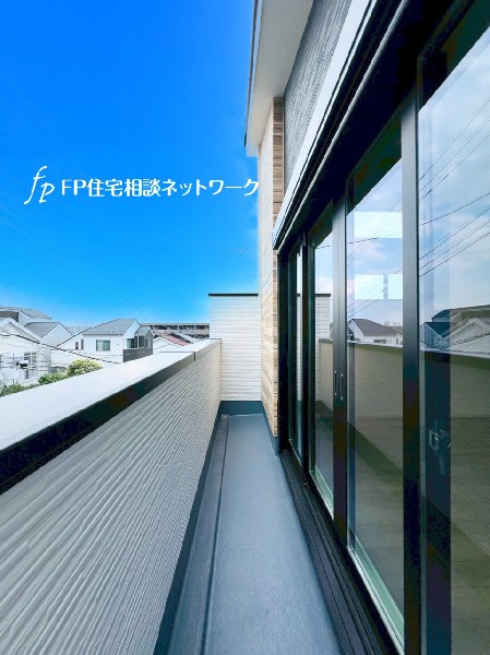 リビングに繋がるバルコニー。明るい光と爽やかな風を室内にたくさん取り込むことが出来そうです。