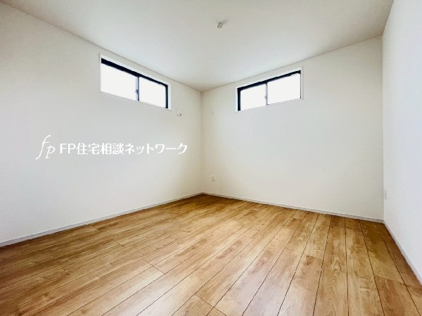 光を取り込みやすい2面採光の居室は日当たり良好です。クローゼット完備で収納スペースも十分。