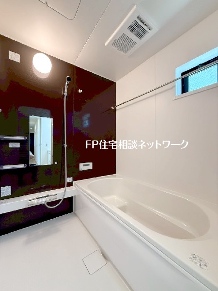 ゆったり入れる1坪タイプの浴室。花粉が気になる季節や雨天時のお洗濯に便利な浴室換気乾燥暖房機付です。