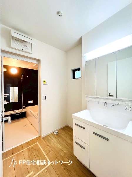 鏡の裏に収納棚を確保した三面鏡を採用。化粧品や歯ブラシなどを機能的に収納し、朝の身支度も快適です。