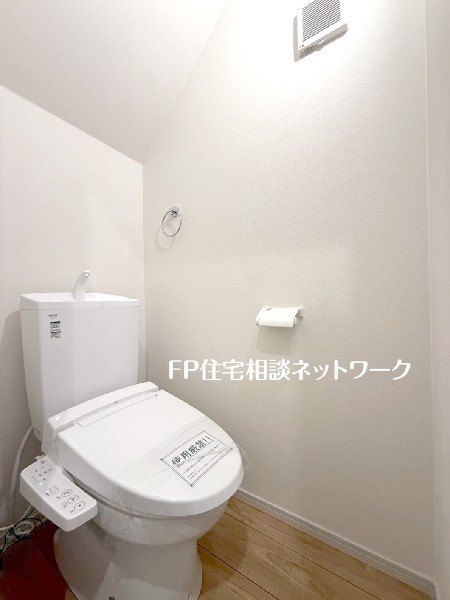 トイレは1階と2階に2カ所あります。朝の忙しい時間も慌てることなく使用できるので助かりますね。