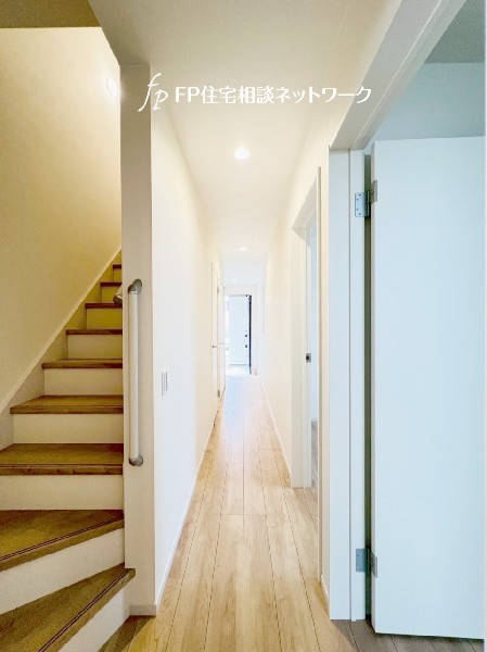 ホール階段を採用、リビングと2階がドアや壁で区切られるため冷暖房効率がよくなり、光熱費の節約にも◎