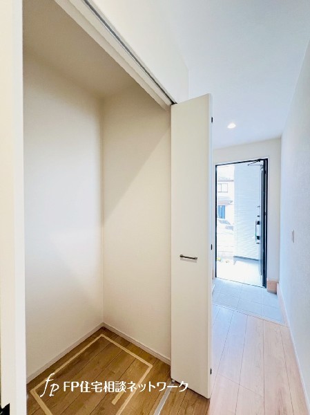 玄関近くにある便利な廊下収納。コートやバッグ、ランドセルなどを収納すれば、帰宅後すぐに片付きますね。