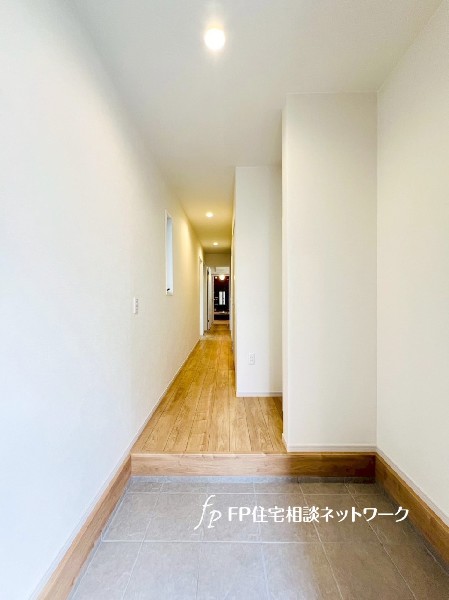 玄関収納をホールに設置し、タタキを広くしています。来客時や宅配の受け取りもスムーズですね。