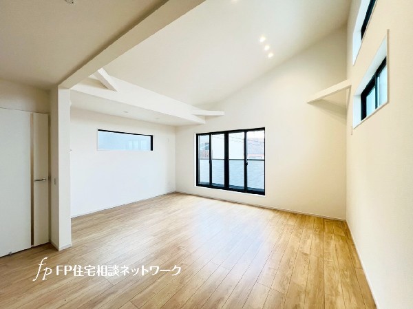 開放感溢れる勾配天井仕様の2階リビング。バルコニーに繋がる窓からは柔らかい光と爽やかな風が入ります。