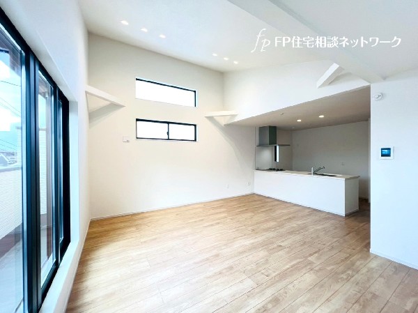 家族だんらんのスペースとなるリビング。窓からの日差しがリビングの隅々までしっかりと届きます。