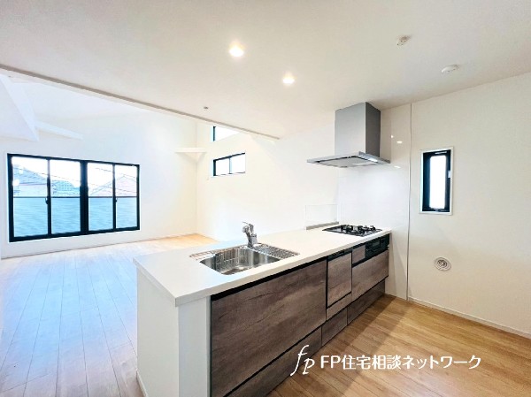 リビングとキッチンの間に壁を設けてないフルオープンタイプの対面キッチン。一体感と広がりを感じます。