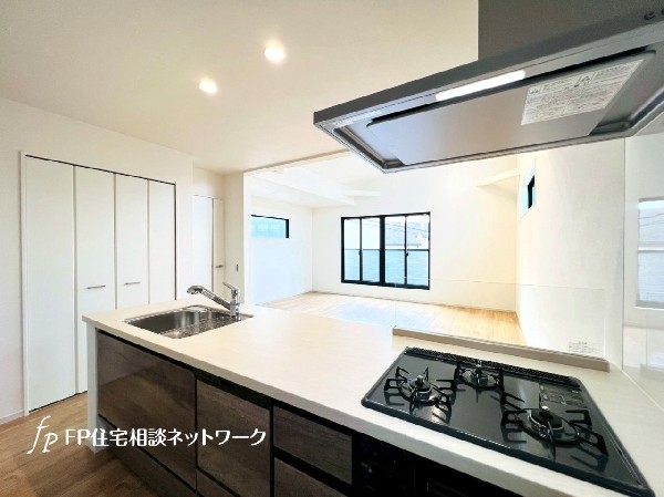 機能性とデザイン性を兼ね備えた嬉しいキッチン。食器洗乾燥機付きなので後片付け楽々。嬉しい浄水器も。