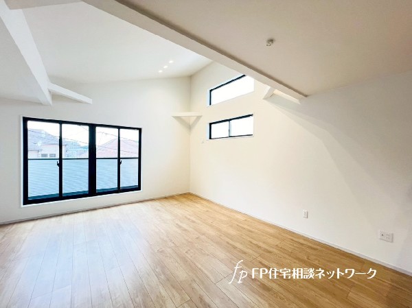 大切な家族が集まるからこそLDKにはこだわりたい。３面採光の明るいリビングで気持ちまで明るくなります