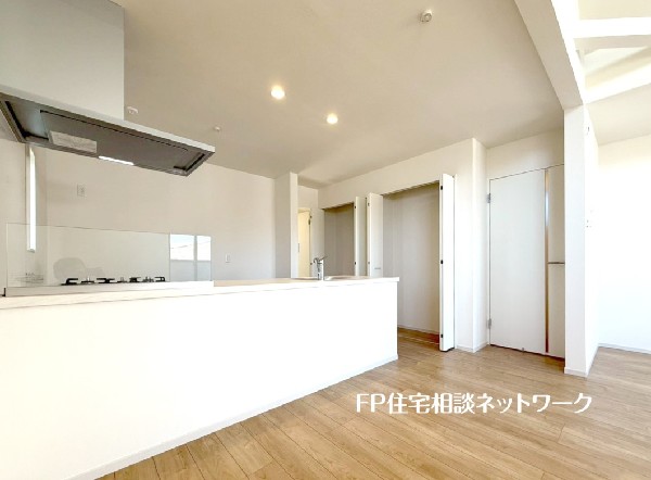 何かと物が溢れがちなリビングに嬉しい収納付。書類関係などもすっきり片付きます。パントリー収納もあり。