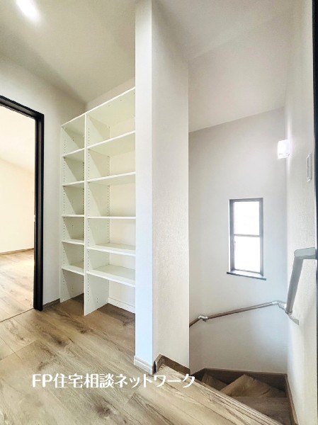 2階の廊下部分には収納スペースを設けました。お掃除用具や季節用品などマルチにご使用いただけます。