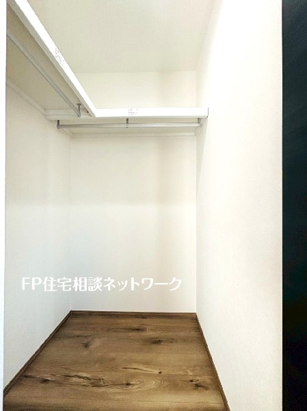 ウォークインクローゼットで収納上手な生活を実現。鞄や帽子、スーツケースなど幅広く収納可能。