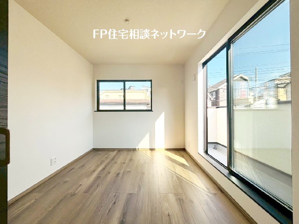 2面採光でお部屋の隅々まで明るい印象の居室。おひさまの光を、爽やかな風をたっぷりと取り込めます。