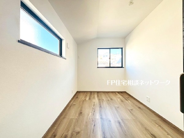 2面採光でお部屋の隅々まで明るい印象の居室。おひさまの光を、爽やかな風をたっぷりと取り込めます。