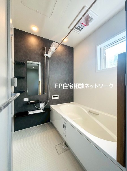 ゆったり入れる１坪タイプの浴室。雨の多い時季のお洗濯に重宝する浴室換気乾燥機付。追炊きオートバス付。