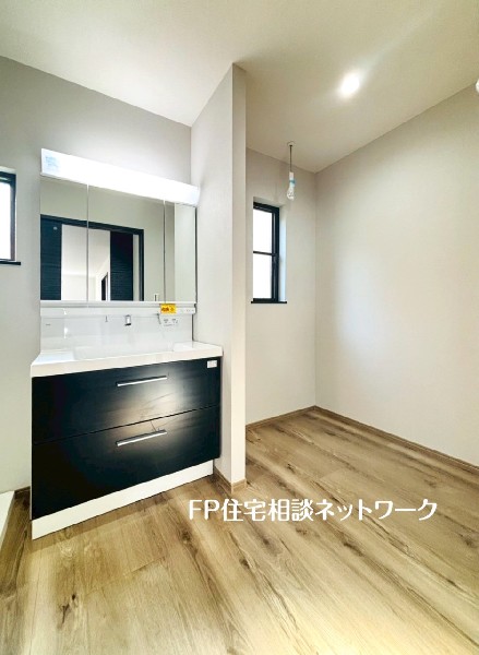 鏡の裏に収納棚を確保した三面鏡を採用。化粧品や歯ブラシなどを機能的に収納し、朝の身支度も快適です。