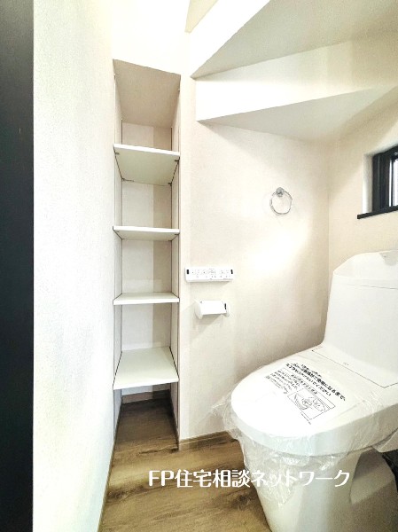 ウォシュレット、暖房便座機能付のトイレです。１階と2階の2ヶ所に設置しているので忙しい朝も便利です。