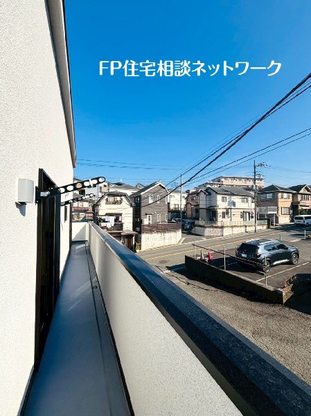 2部屋にまたがる広々バルコニー。南東に大きく面したバルコニーでお洗濯もあっという間に乾きそうですね。