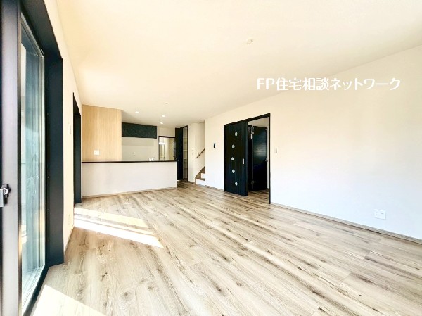 南に大きく面した掃出し窓から光が降りそそぐ開放的なリビング。自然の恵みが、快適で心地の良い空間を演出