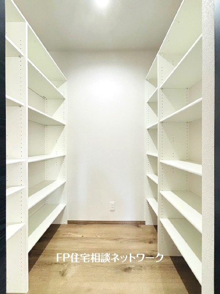 キッチンの横には大容量のパントリーを設置。食材などのストックや防災用品の備蓄庫としても活躍します。