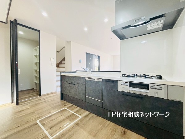 対面式のカウンターキッチンは出来上がったお料理をお子様が運ぶなど、お手伝いの機会も増えそうですね。