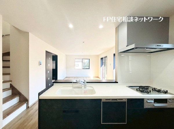 スライド収納付きのシステムキッチン。パスタ鍋や圧力鍋、フライパンなども収納できて出し入れもスムーズ。