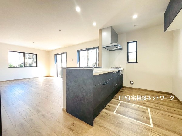 カウンター付の対面キッチン。ご家族と会話をしながらお料理ができて、出来上がった料理の配膳もらくらく。