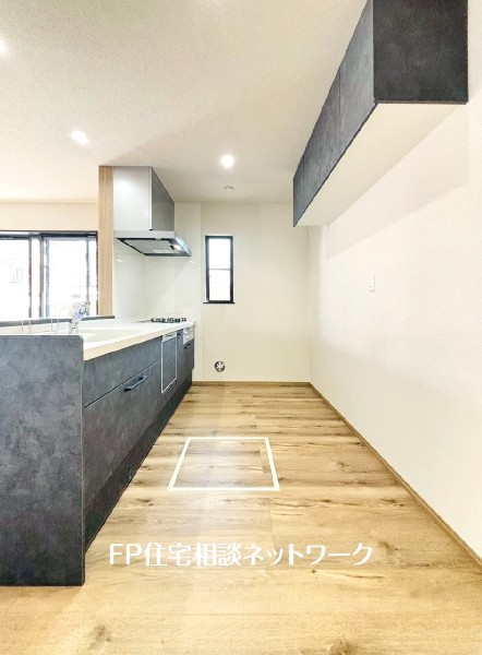 機能性とデザイン性を兼ね備えた嬉しいキッチン。食器洗乾燥機付きなので後片付け楽々。嬉しい浄水器も。