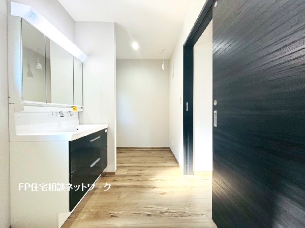 鏡の裏に収納棚を確保した三面鏡を採用。化粧品や歯ブラシなどを機能的に収納。これで朝の身支度も快適。