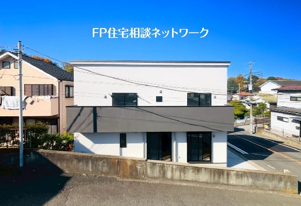 外観:南東側には建物がなく、空が広く開放感があり、陽当りを大きく遮られることもありません。