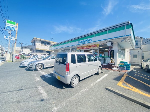 周辺環境:ファミリーマート三ツ池公園口店(ホットスナックのファミチキが人気のコンビニ。酒たばこ取扱い有。駐車場も広く、お車でも立ち寄れます。)