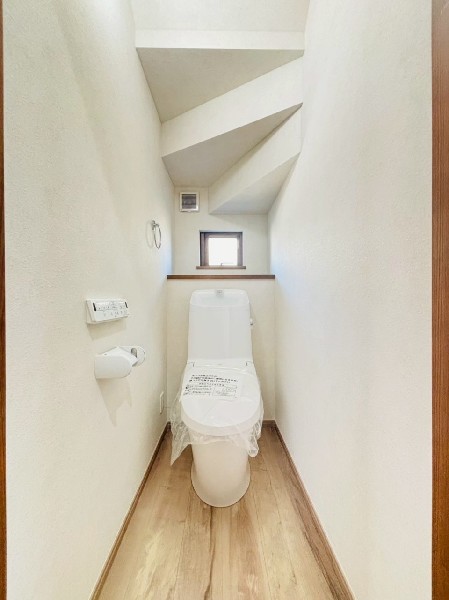 トイレは1階と2階に2カ所あります。朝の忙しい時間も慌てることなく使用できるので助かりますね。