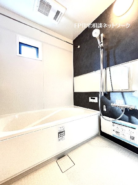 ゆったり入れる1坪タイプの浴室。花粉が気になる季節や雨天時のお洗濯に便利な浴室換気乾燥暖房機付です。