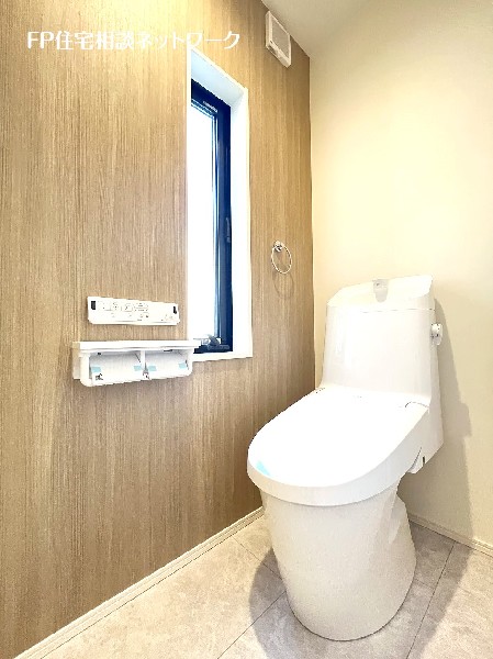 洗浄機能付き便座を標準装備、便座保温機能もあるので寒い季節も安心。窓があり、明るい印象のトイレです。