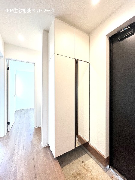 天井までの玄関収納付で、家族の履物が多くても安心。出勤前の身支度チェックに欠かせない姿見付です。