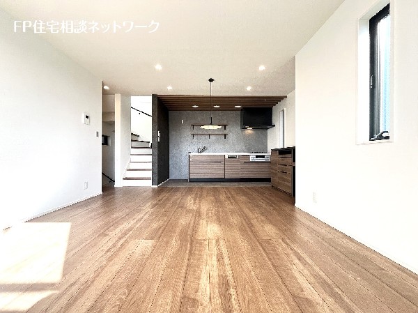 家族だんらんのスペースとなるリビング。窓からの日差しがリビングの隅々までしっかりと届きます。