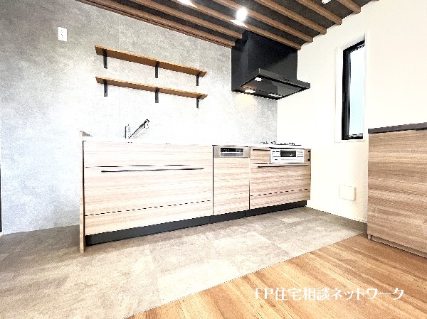 造作カウンター付きで、機能性とデザイン性を兼ね備えた嬉しいキッチン。食洗機付きなので後片付けも楽々。