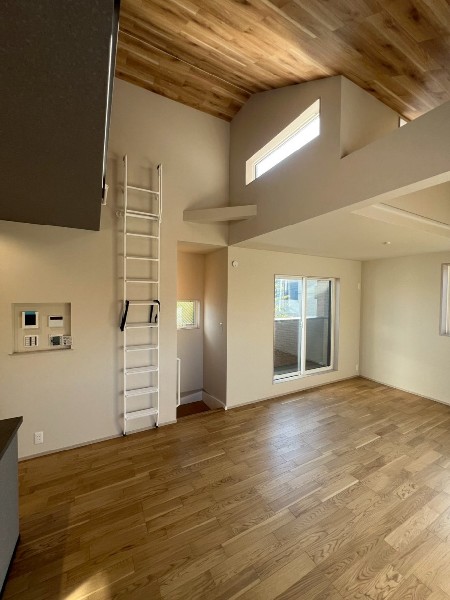 勾配天井を生かしたロフトがあるリビング。趣味の空間、季節物の収納、書斎など、多用途に使えます。