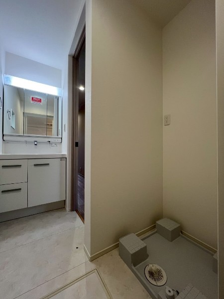 窓付で光が入り明るい洗面室。収納力と機能性に優れた洗面台で、毎朝の身支度が気持ちよく出来そうですね。