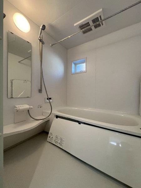 ゆったり入れる１坪タイプの浴室。雨の多い時季のお洗濯に重宝する浴室換気乾燥機付。追炊きオートバス付。