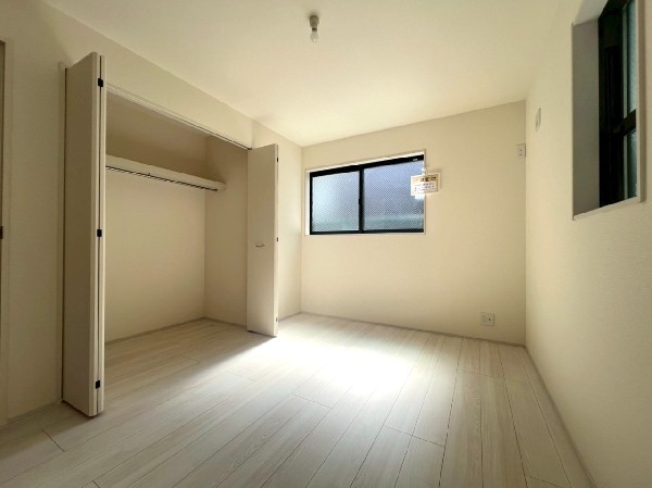 全室にクローゼットを完備しています。収納スペースを上手に使ってすっきりと快適な生活を送れます。