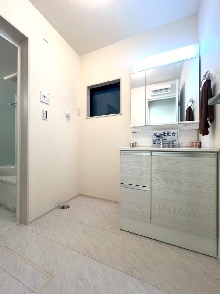 鏡の裏に収納棚を確保した三面鏡を採用。化粧品や歯ブラシなどを機能的に収納し、朝の身支度も快適です。