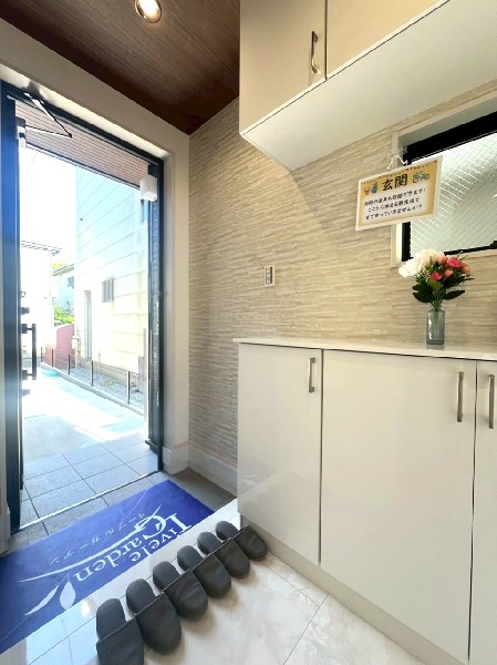 散らかりがちな玄関をスッキリと保てる玄関収納。写真や絵を飾ったりインテリアも楽しめそうですね。