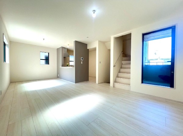 2階リビングは窓が多く日当り良好。人の目を気にせずに寛げます。窓を開ければバルコニーに繋がり開放的。